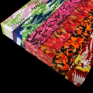 Può includere: Assortimento di blank per penne in acrilico colorati e con motivi. I blank sono rettangolari e presentano vari disegni astratti in tonalità di verde, blu, rosa, rosso, arancione e giallo.