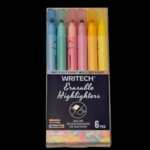 Puede incluir: Un paquete de seis rotuladores de doble punta borrables en colores neón. Cada rotulador tiene una punta biselada en un extremo y una goma en el otro. El embalaje presenta el nombre de la marca "WRITECH®" y el texto "Rotuladores borrables".