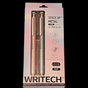 Puede incluir: Un paquete de dos bolígrafos metálicos plateados y oro rosa con recambios de tinta negra. Los bolígrafos están etiquetados como "WRITECH UP-GEL" y cuentan con un clic silencioso, un clip elevable y tecnología de escritura suave. El paquete está etiquetado como "SPACE UP™ METAL 2 BOLÍGRAFOS 2 RELLENOS (0.7MM) Bullet".