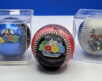 Konvolut von 3 Walt Disney World Sammler-Souvenir-Baseballbällen 2003, 2005, 2010
