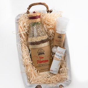 Bottlebread Geschenkkorb mit Salzmühle personalisierbares Etikett Bild 2