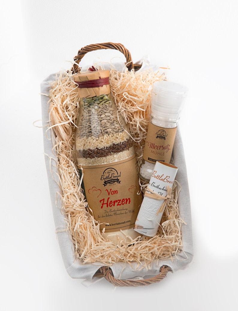 Bottlebread Geschenkkorb mit Salzmühle personalisierbares Etikett Bild 2