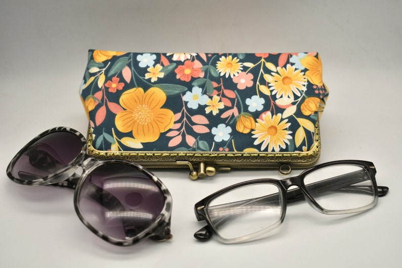 Glasses Case Skull Hearts And Flowers Soft Sunglasses Eyeglasses Case Bag for Men Women Travel Glasses Case Skull Hearts And Flowers Soft Sunglasses Eyeglasses Case Bag for Men Women Travel