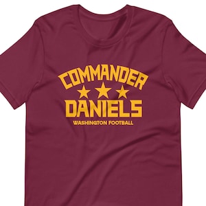 Maillot de football Jayden Daniels Washington | Chemise du commandant Daniels | Cadeau pour fan de porcs | t-shirt le jour du match | T-shirt unisexe