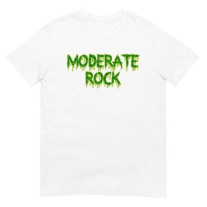 Puede incluir: Camiseta blanca con el texto "MODERATE ROCK" en letras verdes que gotean.