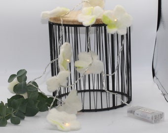 Lichterkette mit gefilzten Blüten in weiß in 10 Blüten, Blumendekoration, Blumenlichterkette, Frühlinggirlande