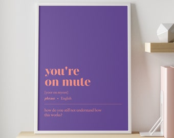 Pode incluir: Fundo roxo com moldura branca e o texto "you're on mute" em rosa com a pronúncia fonética e a definição da frase.