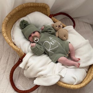 Personalisierter Babystrampler: Salbeigrüner grobstrick, 100% Baumwolle