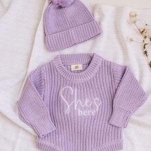 She&#39;s Here Embroidered Personalised White Baby Chunky Knit Romper | Coming Home PhotoAnnouncement | First Personalised Outfit | Knitted Hat