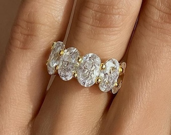 Oval Moissanit Full Eternity-ring, 14 karat guld, VVS-sten