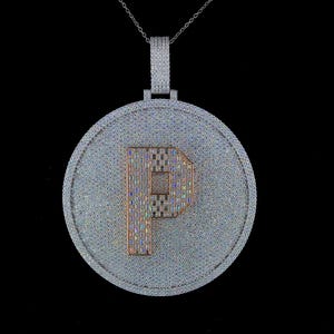 Colgante con una sola letra en el centro y acabado en plata de ley 925 adornado con brillantes diamantes moissanita para regalo de cumpleaños