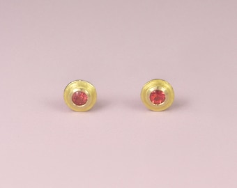 Kleine runde goldene Ohrstecker "Eukalyptus", aus 750/- Gelbgold mit orangefarbenen Saphiren im Brillantschliff