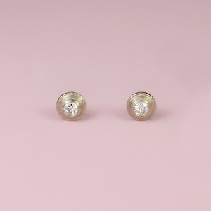 Kleine runde weißgoldene Brillantohrstecker &quot;Eukalyptus&quot;, aus 750/- Weißgold mit Diamanten im Brillantschliff