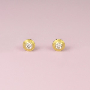 Piccoli orecchini rotondi in oro &quot;Eucalipto&quot;, realizzati in oro giallo 750/- con diamanti taglio brillante