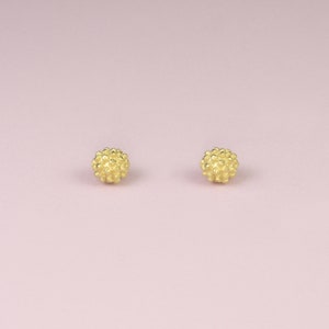 Kleine kugelförmige goldene Ohrstecker &quot;Mimose&quot;, aus 750/- Gelbgold, Ø 5 mm