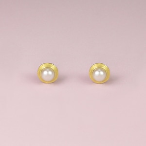 Kleine runde goldene Perlenohrstecker &quot;Eukalyptus&quot;, aus 750/- Gelbgold mit weißen Akoyaperlen