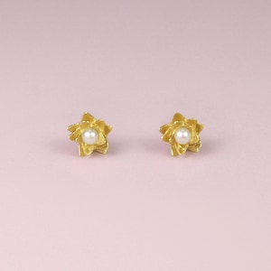 Kleine goldene Ohrstecker &quot;Seerose&quot;, aus 750/- Gelbgold mit kleinen weißen runden Süßwasserperlen