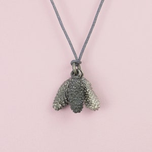 Silberanhänger &quot;Litschi&quot; aus 925/- Silber oxidiert, dreiteilig, beweglich mit grauer Schnur