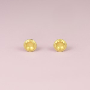 Kleine runde goldene Ohrstecker &quot;Eukalyptus&quot; aus 750/- Gelbgold