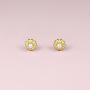 Goldene runde Ohrstecker &quot;Mali&quot;, aus 750/- Gelbgold mit kleinen weißen Süßwasserperlen