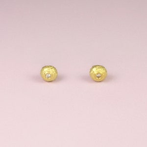 Kleine kugelförmige goldene Brillantohrstecker &quot;Samen&quot;, aus 750/- Gelbgold