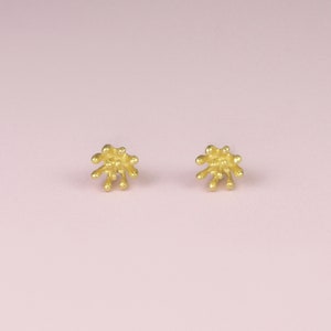 Kleine blütenförmige goldene Ohrstecker &quot;Mignon&quot;, aus 750/- Gelbgold, Ø ca. 6,5 mm