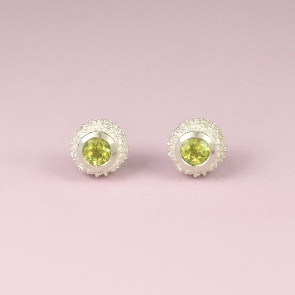 Peridotohrstecker "Schneeball" aus 925er Silber, mit rundem facettiertem Peridot (Olivin), wahlweise mit Ohrsteckerstiften aus 750er Gold