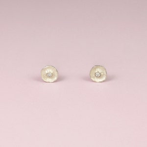 Kleine runde silberne Brillantohrstecker &quot;Näpfchen&quot;, aus 925/- Silber, wahlweise mit Ohrsteckerstiften aus 750/- Gold