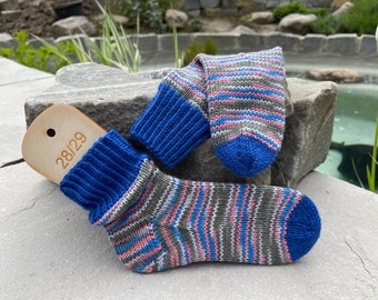 Gr. 28/29 "Die besondere Socke" handgestrickte Socken aus Schur- und Baumwolle in einem Farbmix aus Blau, Oliv, Hellgrau und Lachs.