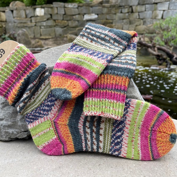 Gr. 38/39, Opal Hundertwasser, handgestrickte Socken aus Opal Sockenwolle 4-fach in einer außergewöhnlichen Farkkombination