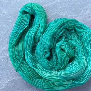 JADE - 100g hand-dyed sock yarn (merino) 4-ply, LL 400 m