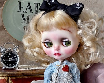 Aangepaste Blythe ooak-pop "Alice in Wonderland", met kleding, fauteuil en accessoires