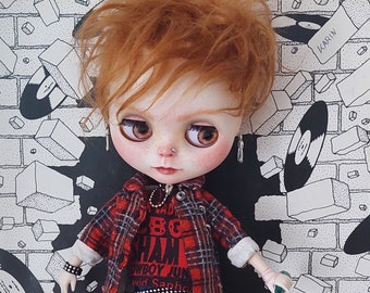 Custom Blythe ooak pop "Mischa", een punkpop met kleding en poppenstandaard.