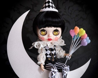 Aangepaste Blythe Doll OOAK "Pierrette Perina" met kleding, ballonnen en poppenstandaard, Pierrot Clown Circus