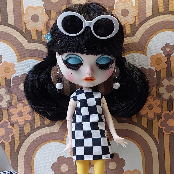 Ooak Blythe custom doll "Julie", mod girl, 60s style beat doll, two outfits