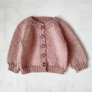 Knitting Pattern - The Poppy Baby Cardigan (top-down). Sizes: 0-3 (3-6) 6-12 (12-24) months. Download PDF in English