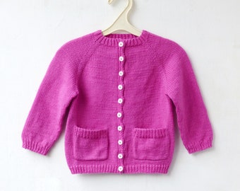 Knitting Pattern - The Fucsi Cardigan (top-down). Sizes: 3-4 (5-6) 7-8 (9-10) 11-12 years. Download PDF in English