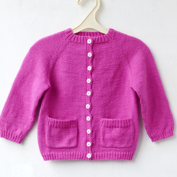 Knitting Pattern - The Fucsi Cardigan (top-down). Sizes: 3-4 (5-6) 7-8 (9-10) 11-12 years. Download PDF in English