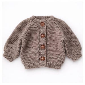 Modello di cardigan per neonati Mere (dall'alto verso il basso). Taglie: 0-3 (3-6) 6-12 (12-24) mesi. Scarica PDF (EN)