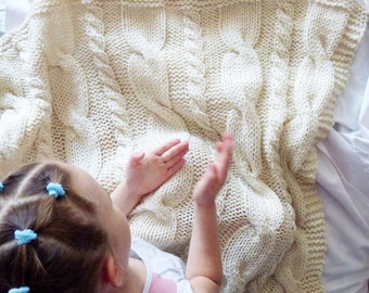 Knitting Pattern - The Cozy Blanket. Sizes: Crib - 32x40 inch, Throw - 38.5x49 inch. Download PDF in English