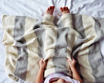 Knitting Pattern - Striped Blanket. Sizes: Baby - 27x35 inch, Crib - 30x38 inch, Throw - 39.5x47.5 inch. Download PDF in English
