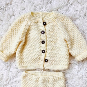 Knitting Pattern - The Aster Baby Cardigan (seamless). Sizes: 0-3 (3-6) 6-12 (12-24) months. Download PDF in English