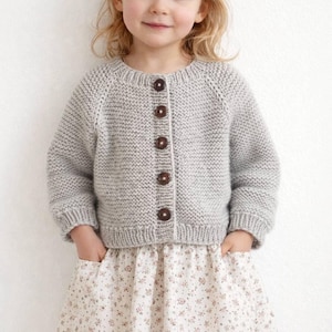 Mere Cardigan Knitting Pattern (top-down). Sizes: 3-4 (5-6) 7-8 (9-10) 11-12 years. PDF Download (EN).