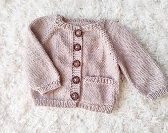 Tulip Baby Cardigan Knitting Pattern (top-down). Sizes: 0-3 (3-6) 6-12 (12-24) months. PDF Download (EN).