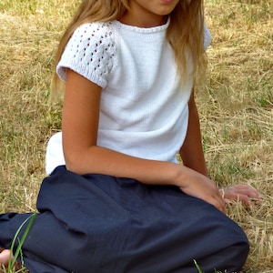 Modello per maglia - Top Gardenia (lavorazione dall'alto verso il basso, senza cuciture). Taglie: 3-4 (5-6) 7-8 (9-10) 11-12 anni. Scarica il PDF in inglese.