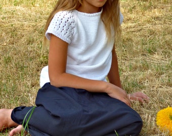 Knitting Pattern - Gardenia Top (top-down). Sizes: 3-4 (5-6) 7-8 (9-10) 11-12 years. Download PDF in English