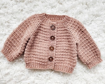 Knitting Pattern - The Skylar Baby Cardigan (top-down). Sizes: 0-3 (3-6) 6-12 (12-24) months. Download PDF in English