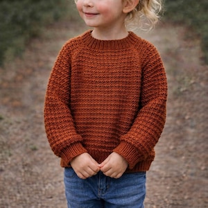 Patrón de tejido para jersey Skylar (de arriba a abajo, sin costuras). Tallas: 3-4 (5-6), 7-8 (9-10) y 11-12 años. Descarga PDF (EN).