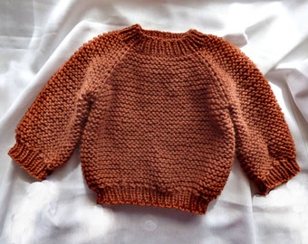 Modèle de tricot - Le pull bébé Mere (de haut en bas). Tailles : 0-3 (3-6) 6-12 (12-24) mois. Télécharger le PDF en anglais