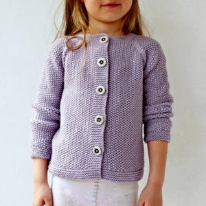 Wzór na kardigan Cerri (robiony od góry, bezszwowo). Rozmiary: 3-4 (5-6), 7-8 (9-10) 11-12 lat. Pobierz PDF (EN)